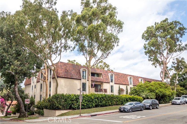 Located just steps from Malaga Cove Plaza and Library, this property offers wonderful walkability and neighborhood beauty.