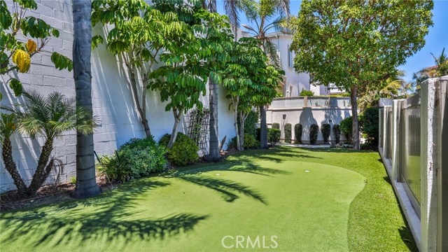 Putting green yard common area