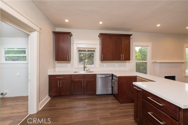 Gorgeous Quartz Countertops on New Cabinets