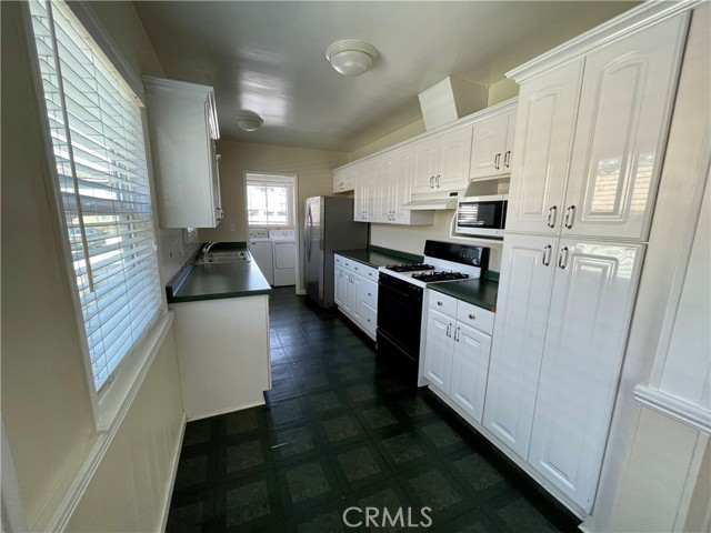 2022 Perry Avenue, Redondo Beach, California 90278, ,Residential Income,Sold,Perry,SB21055379