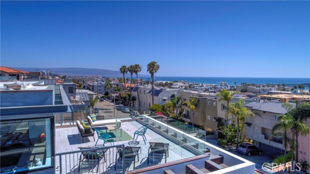 1530 Manhattan Avenue, Hermosa Beach, California 90254, 4 Bedrooms Bedrooms, ,3 BathroomsBathrooms,Residential,Sold,Manhattan,SB17147008