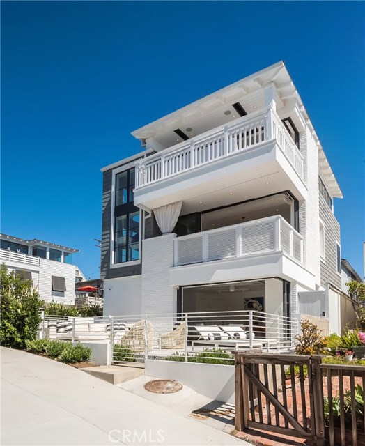 232 17th Street, Manhattan Beach, California 90266, 4 Bedrooms Bedrooms, ,1 BathroomBathrooms,Residential,Sold,17th,SB20151551