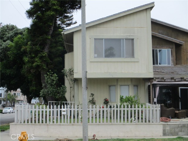 Detail Gallery Image 1 of 1 For 228 20th St, Huntington Beach,  CA 92648 - 4 Beds | 3/1 Baths