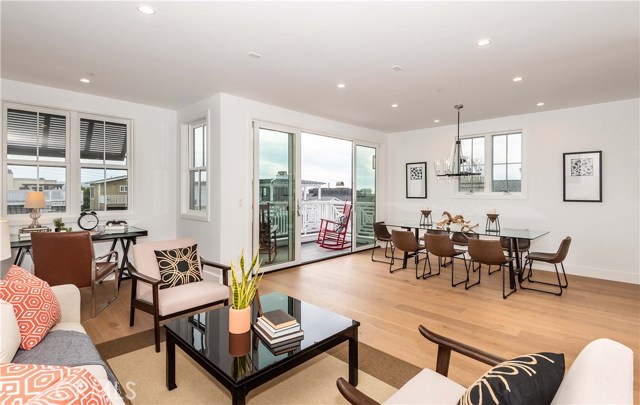 653 13th Street, Manhattan Beach, California 90266, 4 Bedrooms Bedrooms, ,2 BathroomsBathrooms,Residential,Sold,13th,SB19011414