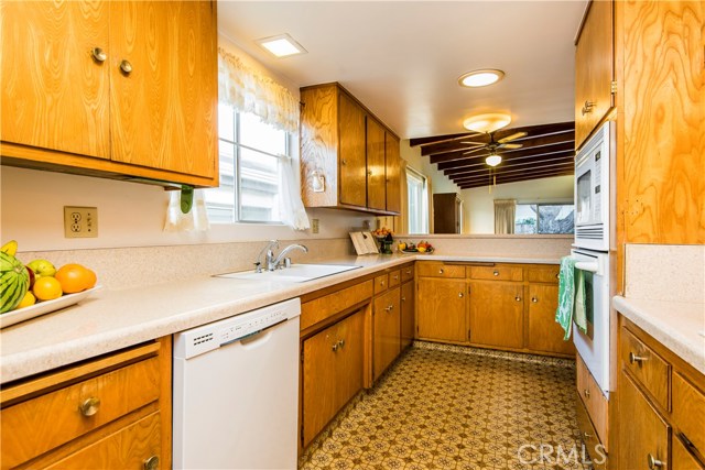 724 13th Street, Manhattan Beach, California 90266, 4 Bedrooms Bedrooms, ,2 BathroomsBathrooms,Residential,Sold,13th,SB17253786