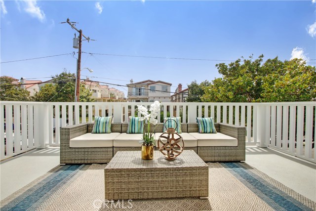 SPACIOUS AND MARVELOUS FRONT BALCONY-PEEK OCEAN VIEWS TOO!!