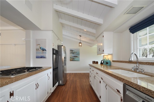 Kitchen with vaulted ceiling and gas cooking