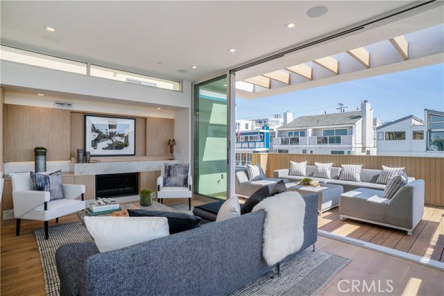 131 2nd Street, Hermosa Beach, California 90254, 4 Bedrooms Bedrooms, ,4 BathroomsBathrooms,Residential,Sold,2nd,SB19073645