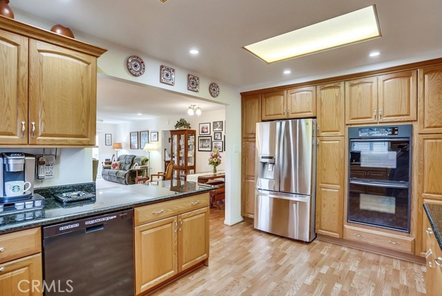 Kitchen w double wall oven