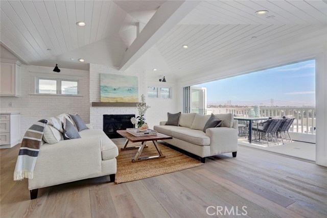 702 Loma Drive, Hermosa Beach, California 90254, 3 Bedrooms Bedrooms, ,3 BathroomsBathrooms,Residential,Sold,Loma,SB18137124