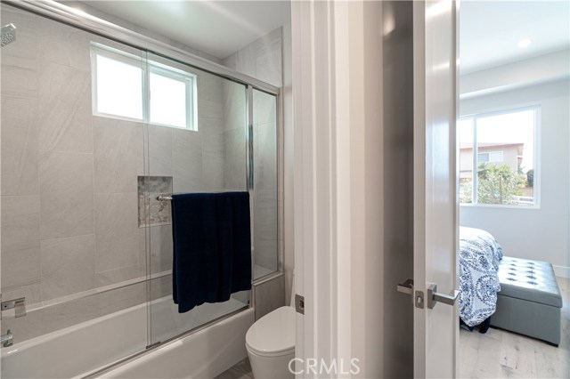Downstairs Jack & Jill Full Bathroom
