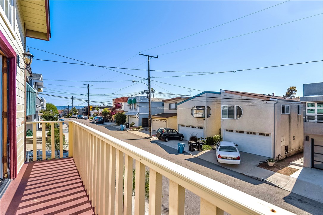 This is the view to the South down the short block. It a friendly, family neighborhood with kids, pets, block parties and a neighborhood watch. This is a close knit community street where it's great to be able to know your fun neighbors