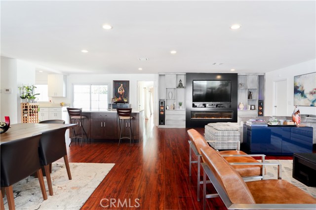 Photo of 5611 Woodlake Avenue, Woodland Hills, CA 91367