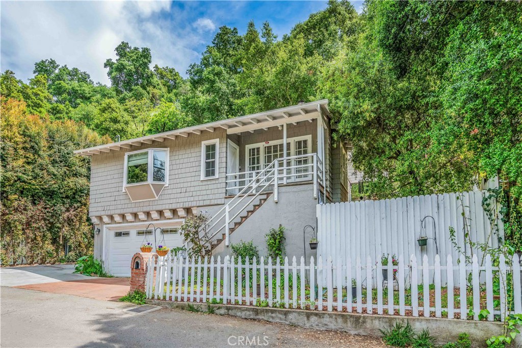 Photo of 9736 YOAKUM DRIVE, Beverly Hills, CA 90210