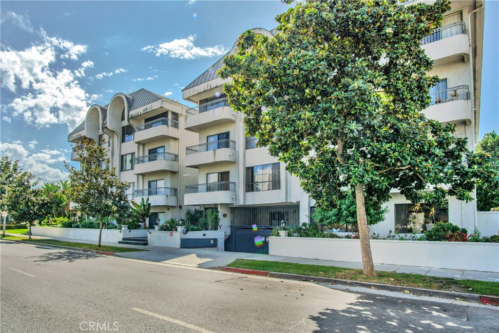 Photo of 221 SOUTH GALE DRIVE #102, Beverly Hills, CA 90211