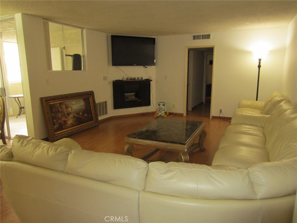 Photo for 570 W Stocker Street, 214, Glendale, CA 91202 - Listing #SR-19274904 570 W Stocker Street, 214, Glendale, CA 91202