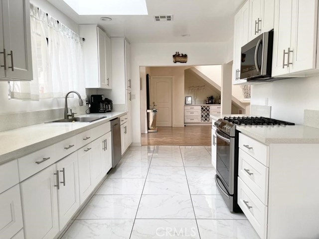 6 Bed Home for Sale in Granada Hills, California