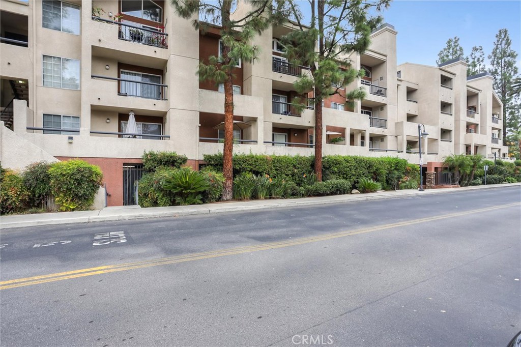 Photo for 5545 Canoga Avenue, 222, Woodland Hills, CA 91367 - Listing #SR-19281443 5545 Canoga Avenue, 222, Woodland Hills, CA 91367