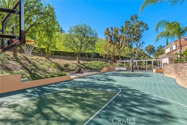 6 Bed Home for Sale in Calabasas, California