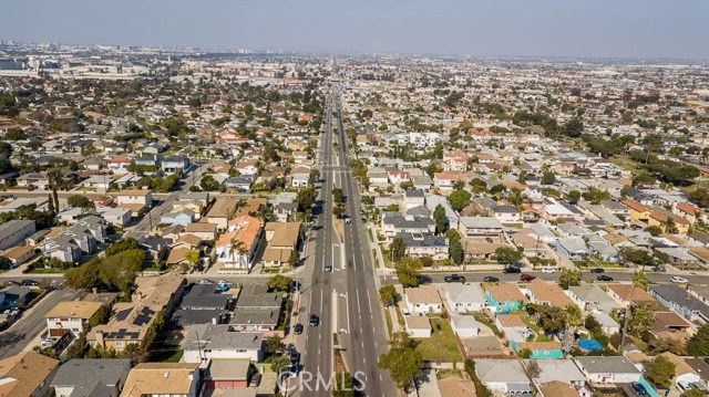 Great Redondo Beach area. Only 4.5 miles to Redondo Beach Pier, less than 3.5 miles to Hermosa Beach pier. Easy freeway access
