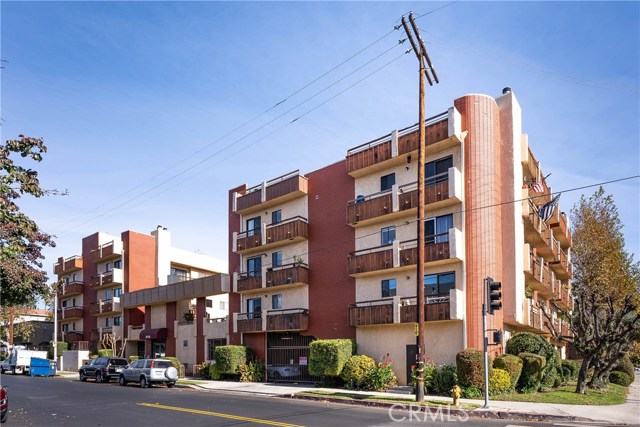 Detail Gallery Image 1 of 1 For 8710 Independence Ave #301,  Canoga Park,  CA 91304 - 2 Beds | 2 Baths