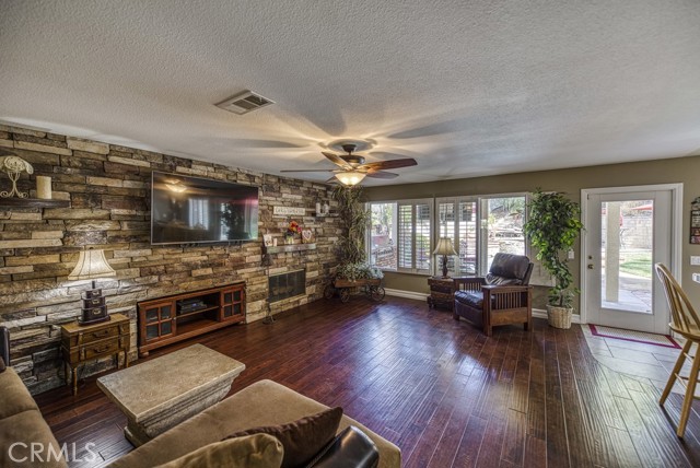 5 Bed Home for Sale in Saugus, California