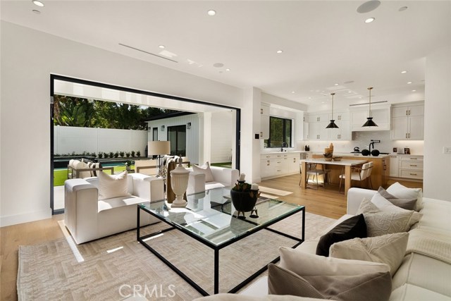 6 Bed Home for Sale in Studio City, California