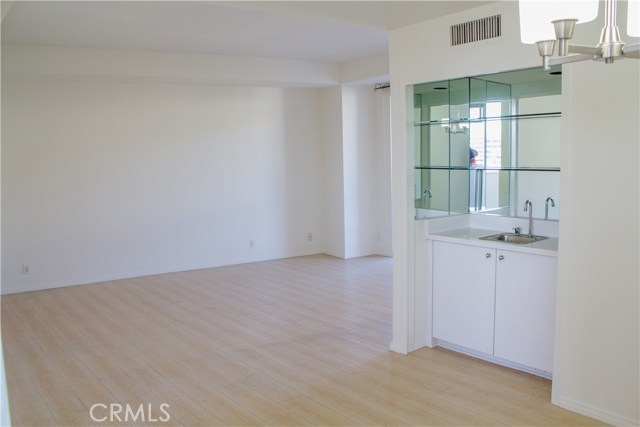 7250 Franklin Avenue #401
