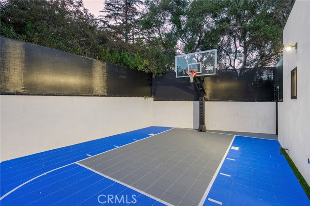 6 Bed Home for Sale in Encino, California