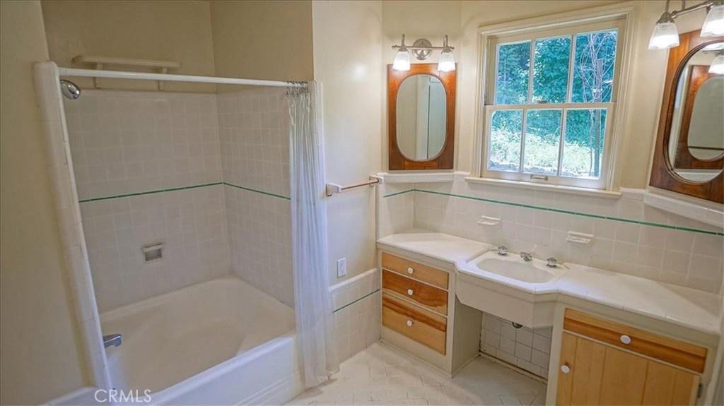 Photo for 2592 E Chevy Chase Drive, Glendale, CA 91206 - Listing #SR-19139561 2592 E Chevy Chase Drive, Glendale, CA 91206
