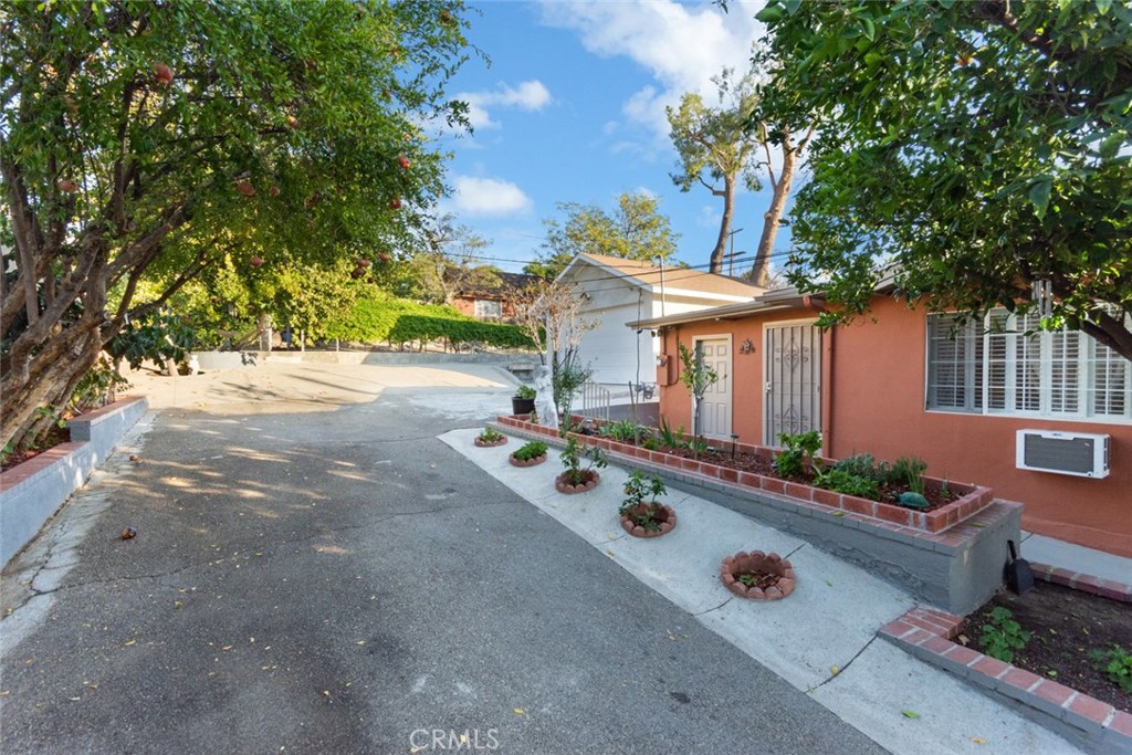 Photo for 10446 COMMERCE Avenue, Tujunga, CA 91042 - Listing #SR-19264417 10446 COMMERCE Avenue, Tujunga, CA 91042