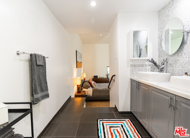 1 Bed Home for Sale in Los Angeles, California