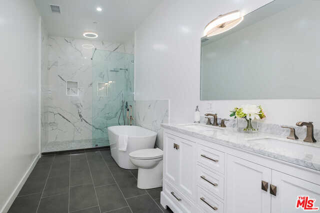 2704 OAK Avenue, Manhattan Beach, California 90266, 3 Bedrooms Bedrooms, ,3 BathroomsBathrooms,Residential,Sold,OAK,19530056
