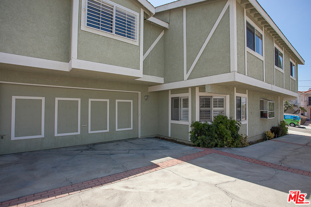 Side w/ Direct Access Garage