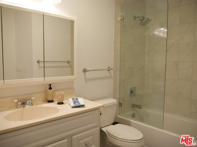 610 THE VILLAGE, Redondo Beach, California 90277, 1 Bedroom Bedrooms, ,1 BathroomBathrooms,Residential,Sold,THE VILLAGE,18390044