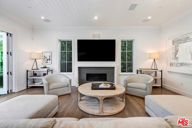 5 Bed Home for Sale in Los Angeles, California