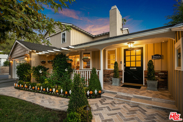Photo of 21906 VISCANIO Road, Woodland Hills, CA 91364