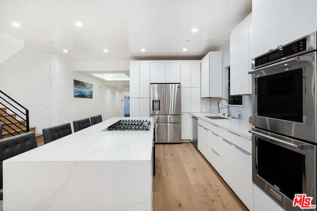 2704 OAK Avenue, Manhattan Beach, California 90266, 3 Bedrooms Bedrooms, ,3 BathroomsBathrooms,Residential,Sold,OAK,19530056