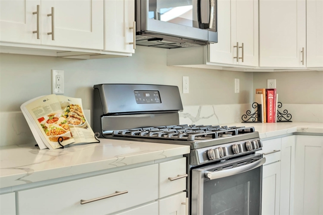 4453 Governor Dr