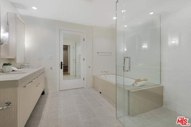 1 Bed Home for Sale in Los Angeles, California