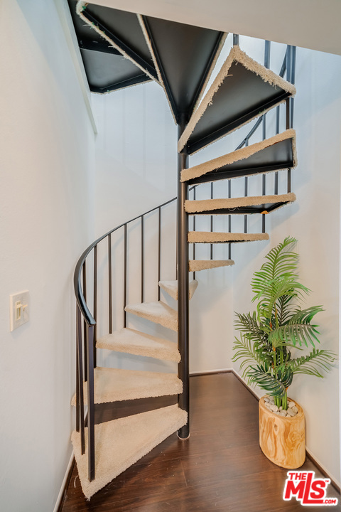1 Bed Home for Sale in Playa del Rey, California