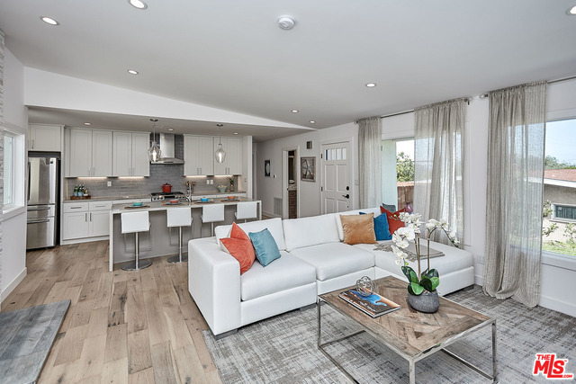 Living room 6