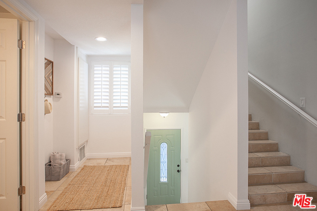 Tri-level Townhome End Unit Tri-level Townhome End Unit