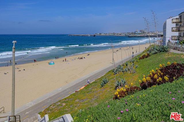 555 Esplanade, Redondo Beach, California 90277, 2 Bedrooms Bedrooms, ,2 BathroomsBathrooms,Residential,Sold,Esplanade,21752752