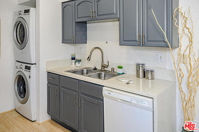 555 Esplanade, Redondo Beach, California 90277, 2 Bedrooms Bedrooms, ,2 BathroomsBathrooms,Residential,Sold,Esplanade,21752752