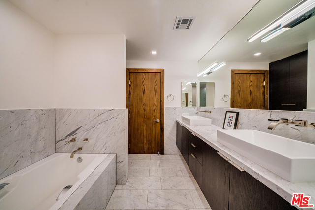 1 Bed Home for Sale in Los Angeles, California