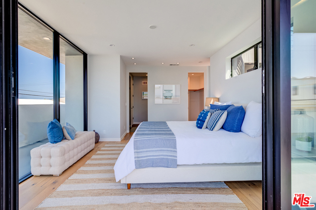 1017 8TH Street, Hermosa Beach, California 90254, 3 Bedrooms Bedrooms, ,2 BathroomsBathrooms,Residential,Sold,8TH,19507088