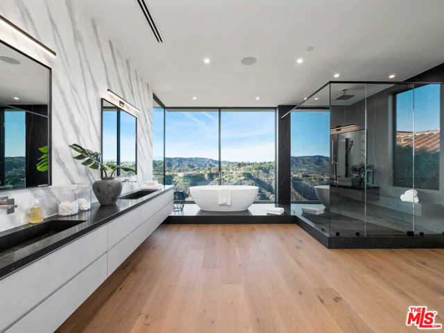 5 Bed Home for Sale in Los Angeles, California