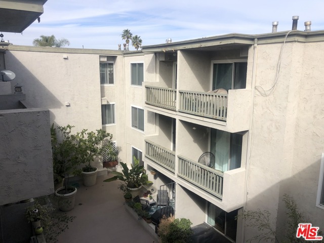 1 Bed Home for Sale in Playa del Rey, California