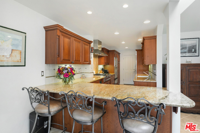 Breakfast Bar / Kitchen